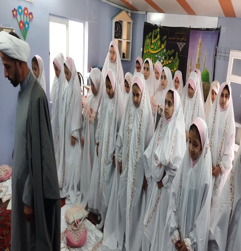 اقامه نماز پایه چهارم در نمازخانه مدرسه ثنا و اجرای طرح نور چشم