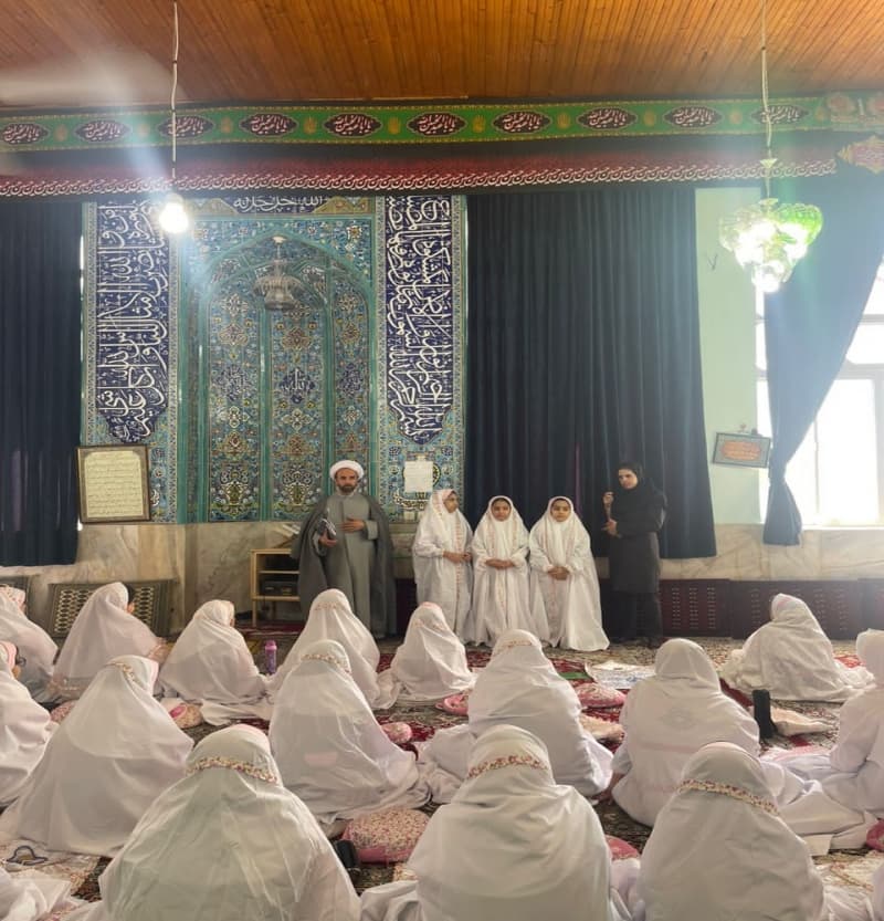 حضور دانش آموزان پایه چهارم جهت برگزاری نماز جماعت به امامت حاج آقا فلاح در مسجد حضرت زینبیه
