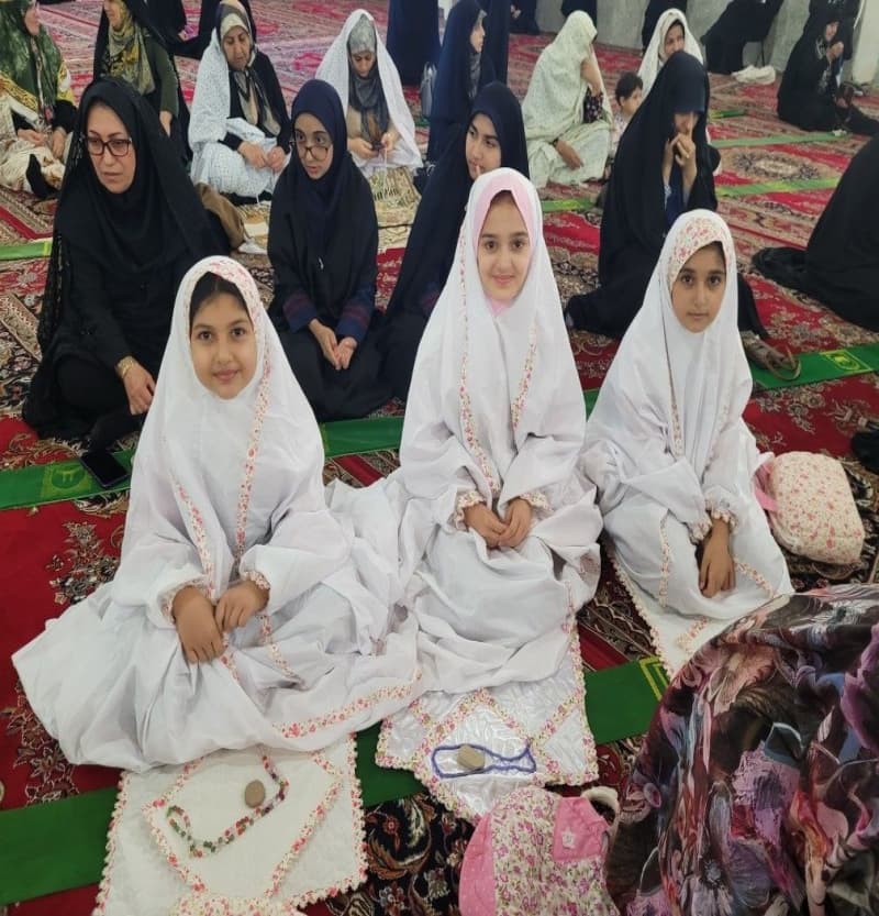 حضور دانش آموزان مدرسه دخترانه ثنا در مراسم نماز جمعه واقع در مصلی شهر نور