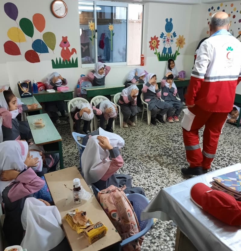 مانور زلزله و آموزش به نوگلان پیش دبستانی توسط همکاران هلال احمر